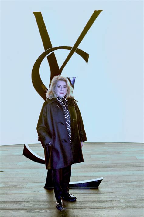 VIDEO Catherine DENEUVE @ YSL Paris Fashion Week show 